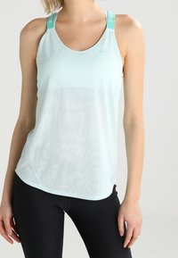 Top atletico blu chiaro in tessuto traspirante, con scollatura rotonda e spalline regolabili, arricchito da un logo.