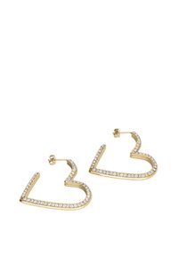 Orecchini a cerchio d'oro a forma di cuore, adornati con strass trasparenti lungo i bordi. Presentano una chiusura semplice per un fissaggio sicuro.