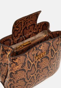 Borsa a tracolla con stampa pitone marrone, con esterno texturizzato, dettagli in oro, chiusura magnetica e tasca interna con zip.