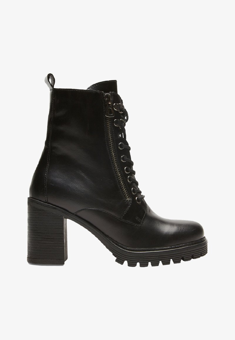 Stivale alla caviglia in pelle nera con tacco largo, zip laterale e allacciatura frontale. Presenta una superficie texture e una suola robuste.