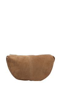 Hnědá semišová psaníčko s kulatým tvarem, hladkou texturou a jemným prošíváním podél středu. Na vrchu zipové zapínání.