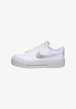 Witte sneaker met een gestructureerd zilveren Swoosh-logo, rubberen zool, ronde neus en een lichtgewicht bovenwerk van stof. Voorzien van een vetersluiting en een gewatteerde kraag.