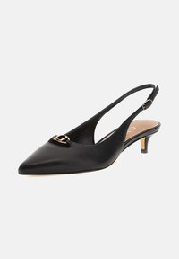 Mustat nahkaiset slingback-korkokengät, joissa on teräväkärkinen muotoilu, pieni korko ja kultainen logo-aksentti. Siisti pinta ja tyylikäs, minimalistinen muotoilu.
