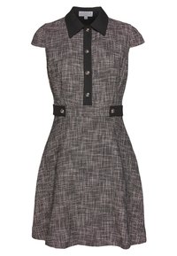 Czarna i biała sukienka z tweedu z krótkim rękawem, z kołnierzykiem, zapinana na guziki z akcentami w pasie z elementami ze srebrnego metalu.
