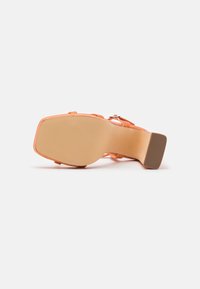 Menbur Sandály na vysokém podpatku - orange