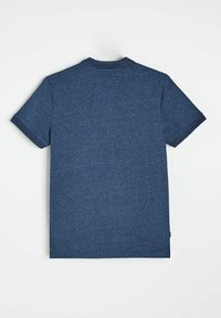 Granatowa koszulka z krótkim rękawem o textured, z prążkowanym kołnierzykiem i mankietami. Charakteryzuje się czystym, prostym wzorem bez widocznych logo ani wzorów.