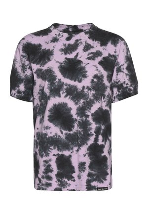 Lilla tie-dye t-skjorte med svarte sprutmønstre, korte ermer og rund hals. Laget av myk stoff med en avslappet passform.