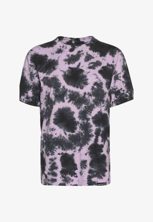T-shirt violet tie-dye avec des motifs de taches noires, à manches courtes et col rond. Fabriqué en tissu doux avec une coupe décontractée.