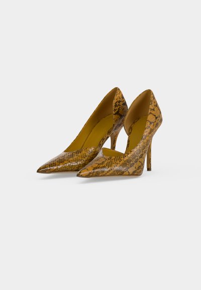 Paire d’escarpins à bout pointu avec motif peau de serpent marron et beige, talons aiguilles fins et côtés échancrés.