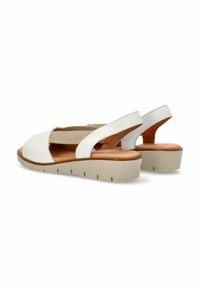 Sandalias de cuero blanco con suela de plataforma beige, diseño de punta abierta y correa elástica para un ajuste ceñido. Plantilla texturizada para mayor comodidad.
