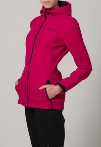 Fuksjowa kurtka typu soft-shell z kapturem, z zamkiem błyskawicznym z przodu, czarnymi wykończeniami i dwiema bocznymi kieszeniami. Gładka tekstura i smukły krój.