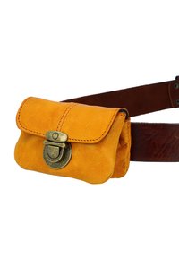 Żółta skórzana torba na pasek z zaokrągloną klapą, zabezpieczona mosiężnym zatrzaskiem. Brązowy skórzany pasek z metalowymi detalami zapięcia. Miękka tekstura.