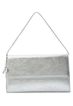 Silberne Leder-Clutch mit glatter Textur, rechteckiger Form und langem Trageriemen. Verfügt über einen kleinen Schlüsselanhänger und ein geprägtes Markenlogo.