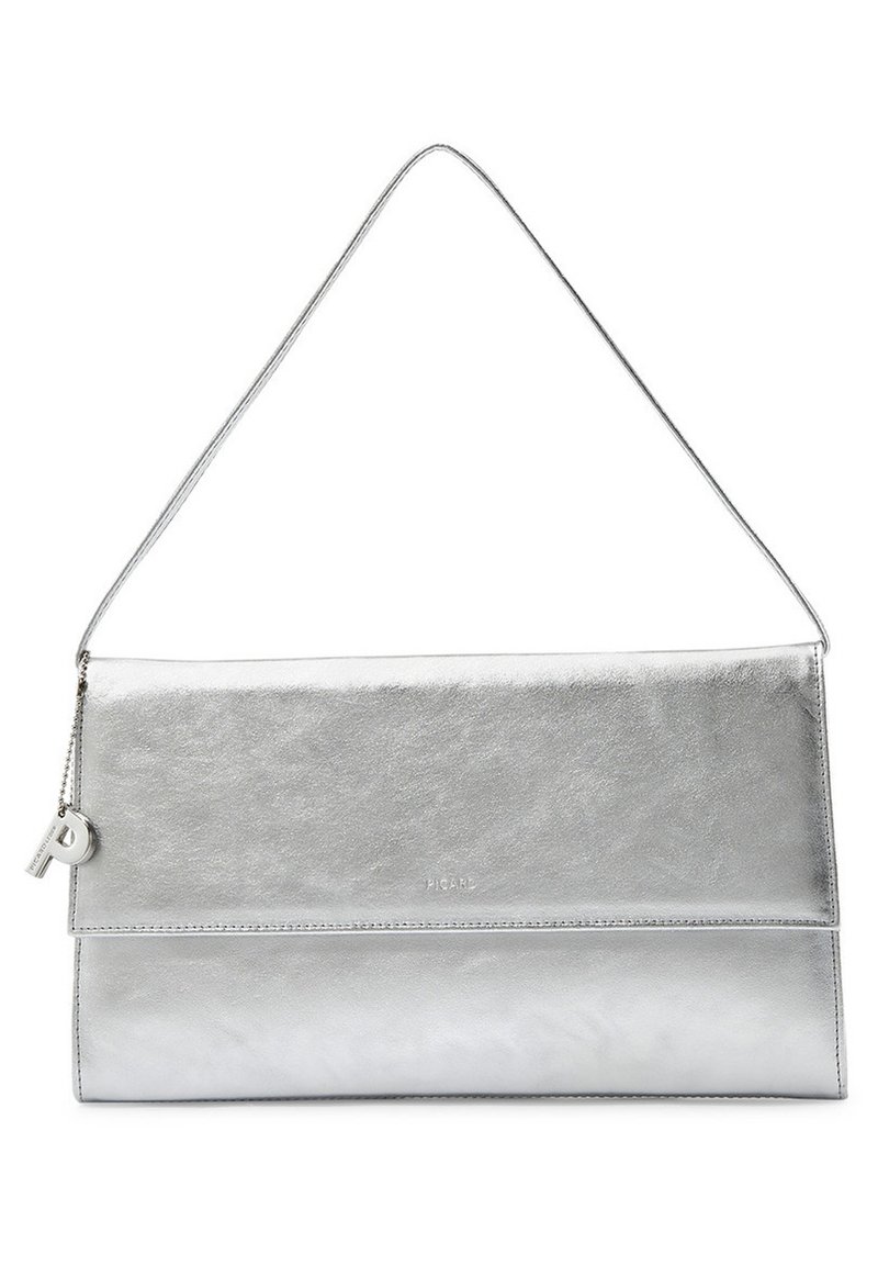 Silberne Leder-Clutch mit glatter Textur, rechteckiger Form und langem Trageriemen. Verfügt über einen kleinen Schlüsselanhänger und ein geprägtes Markenlogo.