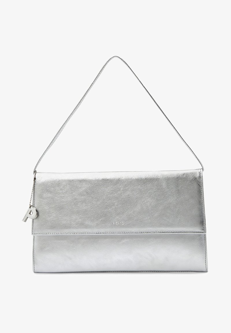 Silberne Leder-Clutch mit glatter Textur, rechteckiger Form und langem Trageriemen. Verfügt über einen kleinen Schlüsselanhänger und ein geprägtes Markenlogo.