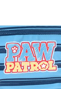 Jasnoniebieska tkanina z wyraźnym logo "PAW PATROL" w kolorze czerwonym, pomarańczowym i niebieskim, z akcentem w postaci gwiazdki oraz poziomymi granatowymi paskami.