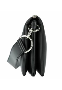 Borsa clutch in pelle nera con finitura strutturata, hardware argentato e anello portachiavi. Presenta una chiusura con zip e un design compatto.
