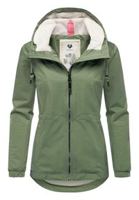 Giacca impermeabile verde con zip frontale, cappuccio regolabile e morbida fodera in pile. Presenta polsini elastici e un orlo posteriore più lungo.