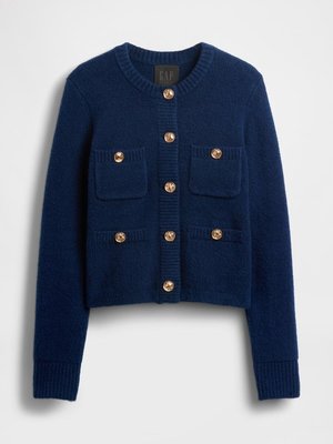 Cárdigan corto navy de punto suave, con botones dorados, dos bolsillos frontales, puños acanalados y cuello redondo.