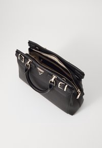 Černá strukturovaná kabelka z texturované kůže, vybavená stříbrným kováním, dvojitými uchy a zapínáním na zip s detaily loga.