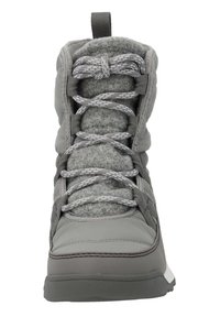 Botte de randonnée grise avec un col rembourré, un tissu texturé et des lacets gris contrastants. Elle dispose d'une semelle en caoutchouc durable et d'un design matelassé.