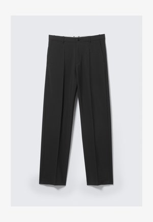 Schwarze, maßgeschneiderte Hose mit vorderen Falten, Seitentaschen, Gürtelschlaufen und Knopfverschluss am Bund vor hellem Hintergrund.