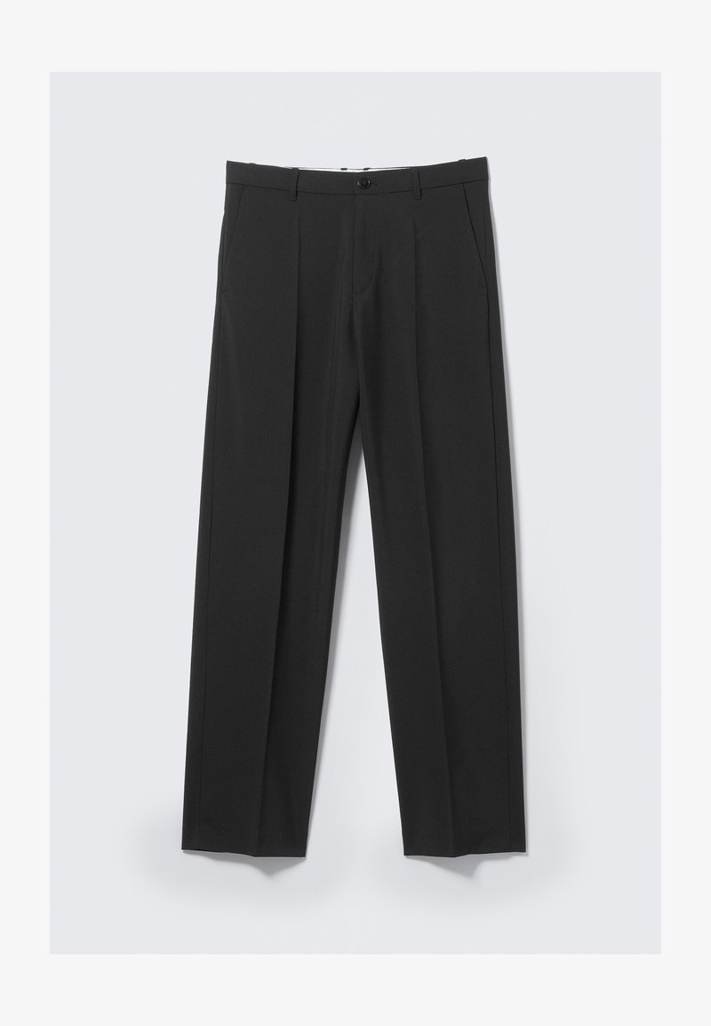 Pantalon noir ajusté avec plis avant, poches latérales, passants de ceinture et fermeture par bouton à la taille sur un fond clair.