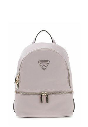 Sac à dos rose clair de la marque Guess avec deux compartiments zippés, tirettes de fermeture éclair dorées et une poignée de transport supérieure.