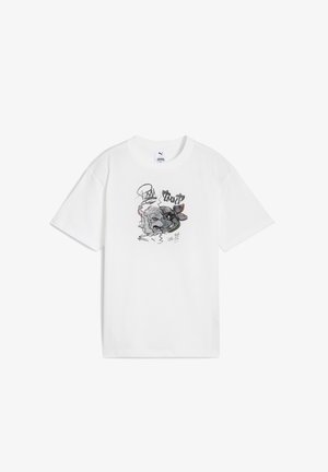 T-shirt en coton blanc à manches courtes, avec un imprimé graphique d'un visage et du texte en noir et rouge, situé au centre.