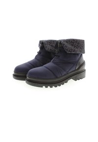 Stivali isolati blu navy con una tomaia in tessuto trapuntato, un risvolto in tessuto con motivo e una suola in gomma nera robusta. Presentano lacci per la regolabilità.
