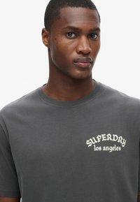 Superdry & Co TATTOO BACK GRAPHIC - Camiseta estampada - charcoal