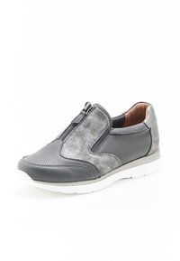 Zapato gris tipo slip-on con texturas mixtas y acentos metálicos, que presenta un cierre con cremallera y suela de goma blanca. Superficies lisas y con textura de guijarros.