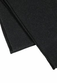 Svart filtstoff, glatt tekstur, brettet med rette kanter, uten mønstre eller utsmykninger, ensartet farge gjennomgående.