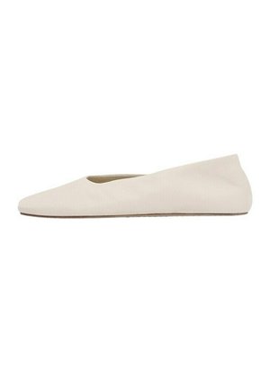 Zapato plano beige de punta puntiaguda con empeine bajo y diseño liso y sin costuras sobre un fondo blanco.
