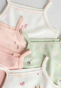 Set van vier katoenen tops in wit, roze en groen. Voorzien van decoratieve afwerkingen, met ontwerpen van een eenhoorn, een fee en een vlinder op zachte stoffen.