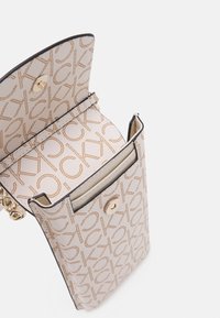 Borsa a tracolla in pelle bianca con motivo a logo in rilievo dorato. Presenta una chiusura a scatto e scomparti interni per carte. Forma rettangolare compatta.