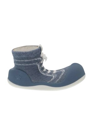 Zapatilla suave azul y blanca para niños pequeños con suela flexible, parte superior de punto, cordones elásticos y detalle de estrella en el talón para comodidad y soporte.