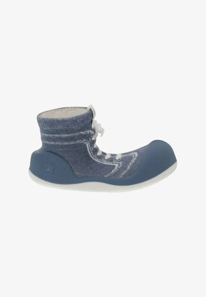 Scarpa morbida azzurra e bianca per bambino con suola flessibile, tomaia lavorata a maglia, lacci elastici e dettaglio a stella sul tallone per comfort e supporto.