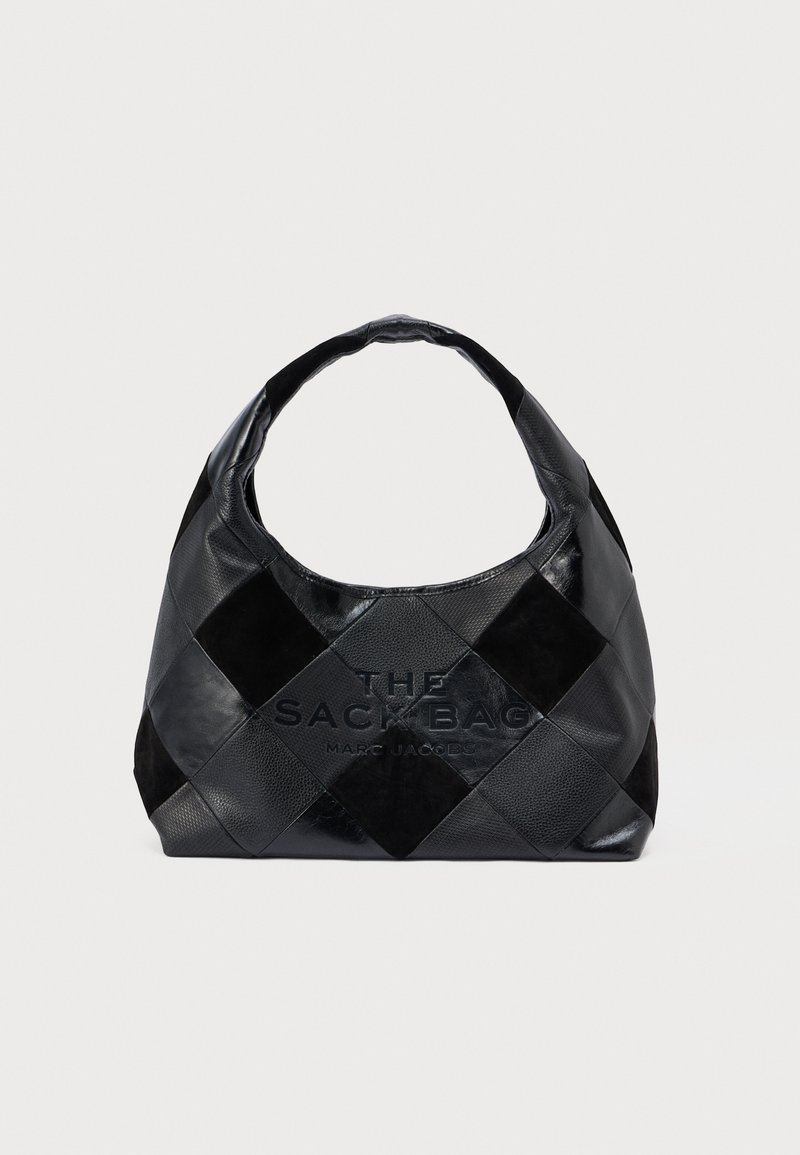 Geantă de mână din piele neagră cu un design împletit, având o deschidere mare, mâner robust și litere în relief pe partea din față.