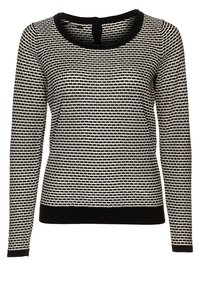 Schwarz-weißer Langarmpullover mit texturiertem punktierten Muster, Rundhalsausschnitt und einfarbigen schwarzen Abschlüssen am Saum und den Bündchen.