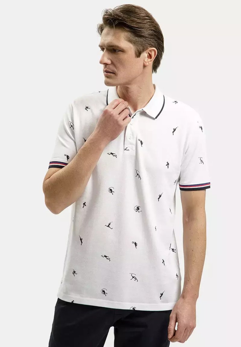 Biała koszulka polo z czarnymi sportowymi wzorami, klasycznym kołnierzykiem i paskami na rękawach. Materiał bawełniany o gładkiej teksturze.