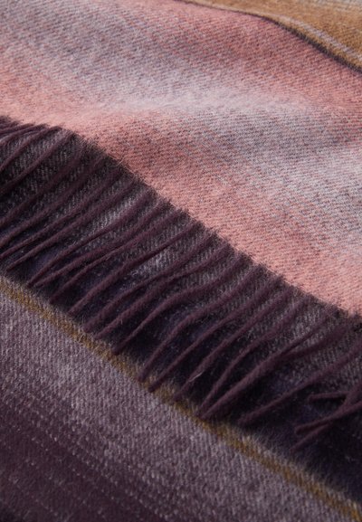 Couverture en laine avec des rayures horizontales dans des tons de rose, gris et violet. Dispose de bords frangés et d'une surface douce et texturée.