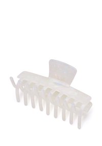 Clip de pelo de plástico transparente con un acabado brillante, que cuenta con una mandíbula ancha, múltiples púas y una parte superior en estilo mariposa para un agarre seguro.