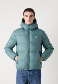 Calvin Klein Jeans ESSENTIALS JACKET - Jakna ispunjena paperjem - north atlantic