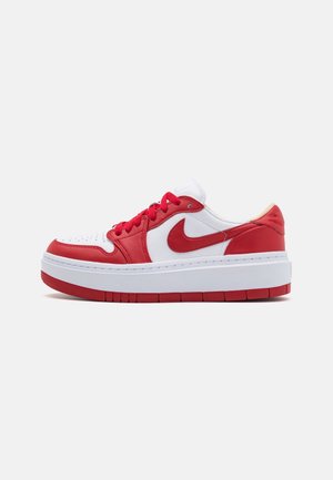 Rote und weiße Leder-Sneaker mit niedrigem Design, perforierter Zehenbox, dicker, weißer Sohle und strukturiertem roten Gummi-Außensohle.