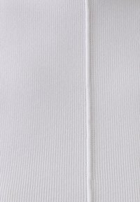 Unselected, white