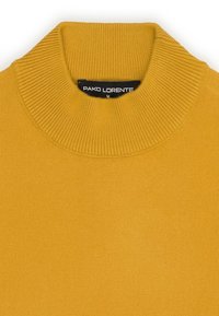 Musztardowy żółty sweter wykonany z dzianiny z szerokim ściągaczem. Metka mówi "PAKO LORENTE", rozmiar średni. Miękka tekstura, prosty design.