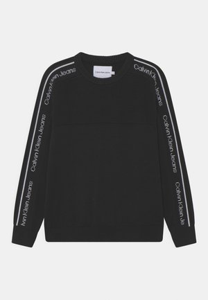 Czarny sweter z okrągłym dekoltem, prążkowanym splotem i logo "Calvin Klein Jeans" na obu rękawach.