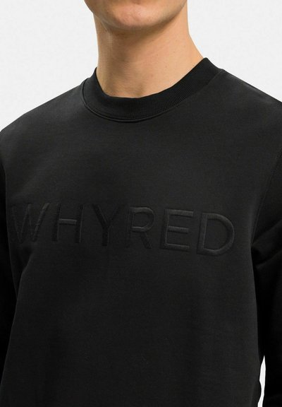 Svart sweatshirt i bomull med rundad halsringning. Har en upphöjd, tonad "WHYRED"-logotyp på framsidan. Lätt och slät textur, avslappnad design.
