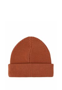 Gorro de punto en un profundo color óxido, con textura acanalada y un dobladillo doblado. La parte superior tiene una forma redondeada y detalles de costura sutiles.